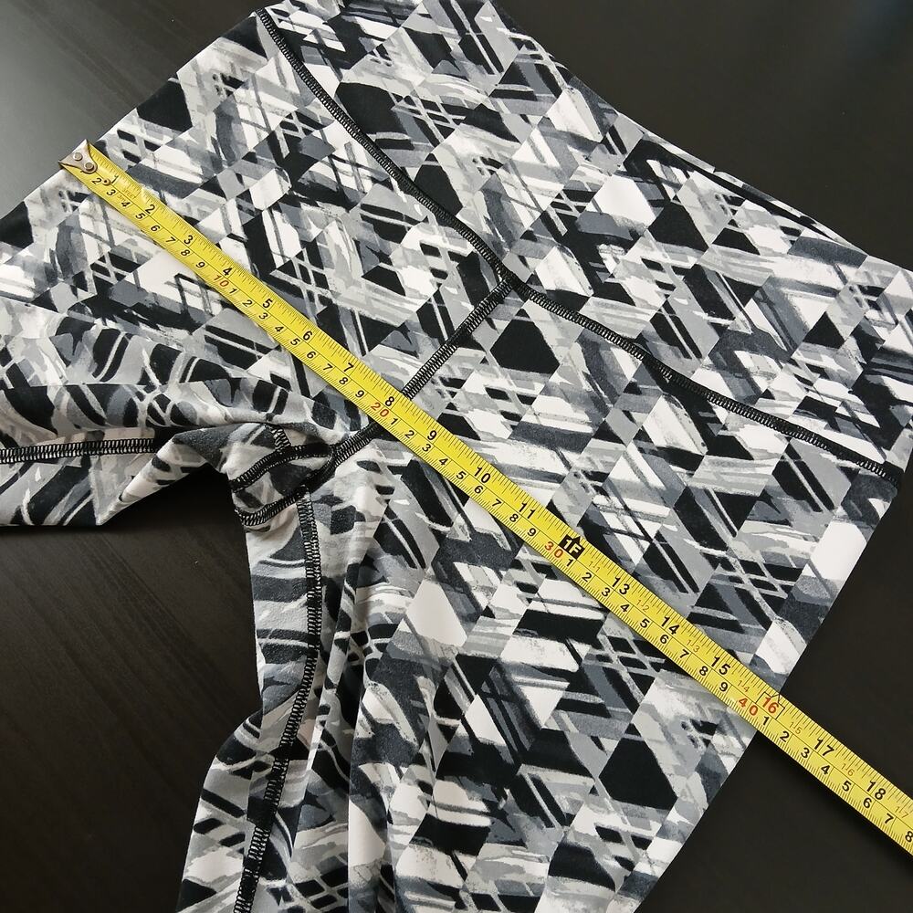 Victoria Sport VSX Knockout Capri Leggings M geometric black white activewear - Picture 7 of 11